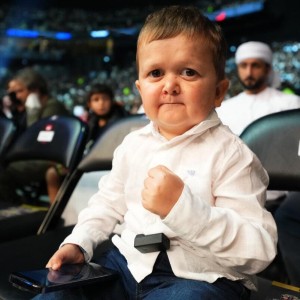 开云体育-定了？巴萨邀请侏儒网红月底到诺坎普观看与皇家社会的比赛